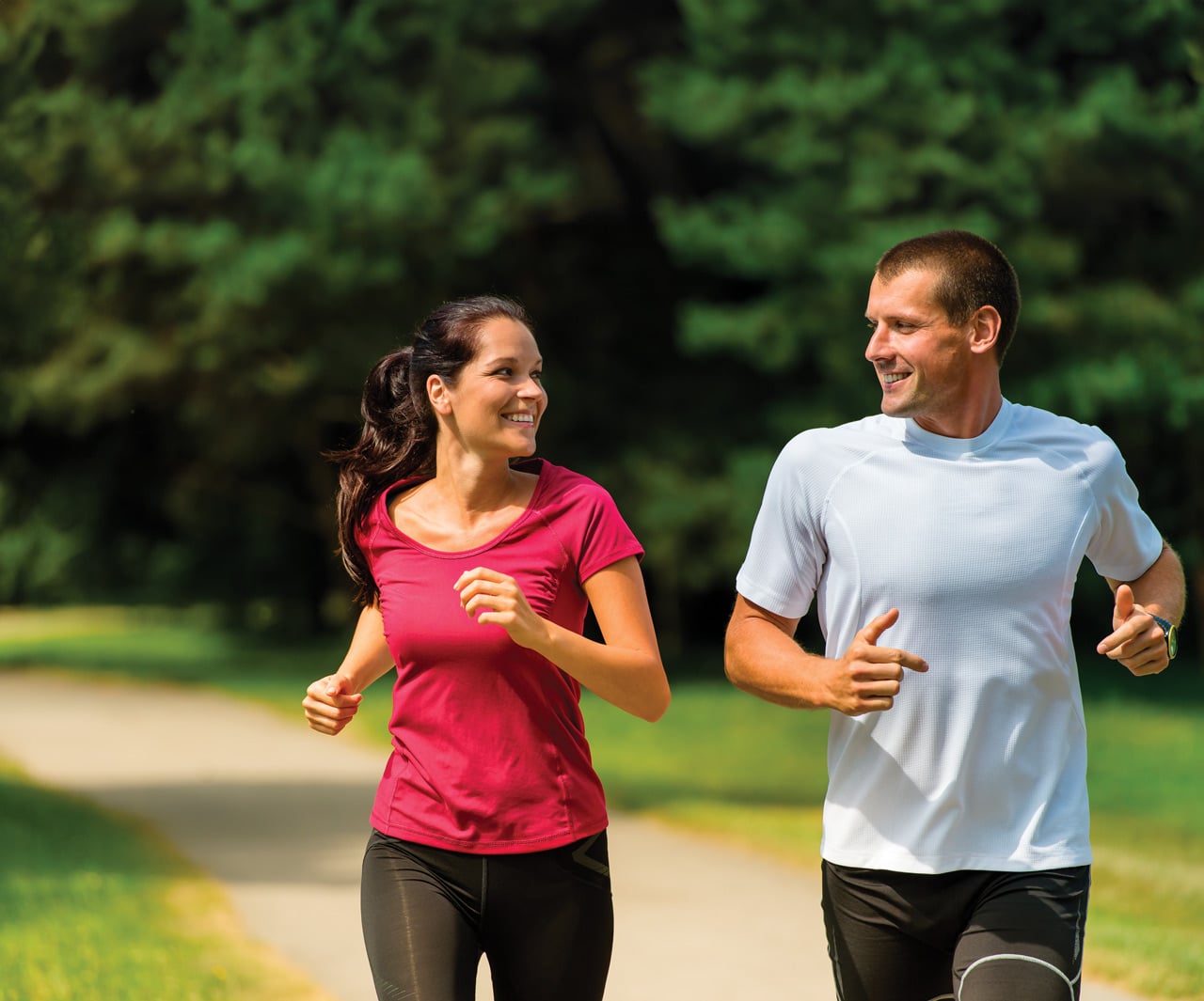 Jeune couple jogging